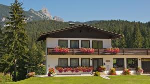 uma casa com caixas de flores na varanda em Sportalm Apartments em Leutasch