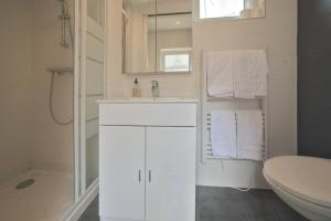 ein weißes Badezimmer mit Waschbecken und Toilette in der Unterkunft Le studio de la république - 2P - Hyper centre Metz in Metz