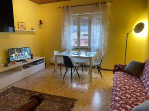 ein Wohnzimmer mit einem Tisch und einem Sofa in der Unterkunft AL CAMPANILE centro storico ampio luminoso e panoramico appartamento trilocale in Carsoli
