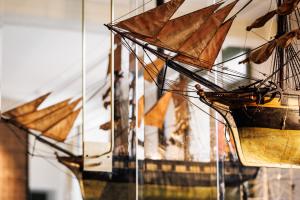 dois modelos de navios estão em exposição numa janela em Domaine de Locguénolé & Spa - Relais & Chateaux em Kervignac