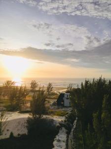 kemping na plaży w pobliżu oceanu o zachodzie słońca w obiekcie O Chalé da Praia w mieście Jaguaruna