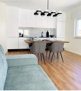 cocina con mesa y sillas en una habitación en Caparica Beach House, en Costa da Caparica