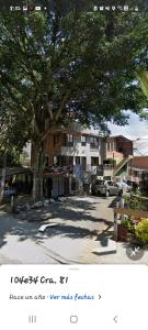 una foto de una calle con un árbol y un edificio en Comodo Apartamento en Medellin, en Medellín