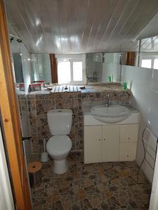 ein Badezimmer mit Toilette und Waschbecken in der Unterkunft Maison Andalouse avec piscine in El Almendral + 16 Fotos