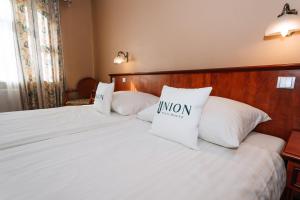zwei Betten in einem Hotelzimmer mit weißen Kissen in der Unterkunft Union Hotel Prague in Prag + 52 Fotos