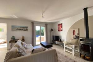 TV a/nebo společenská místnost v ubytování Arès, Villa Mapouchet, piscine
