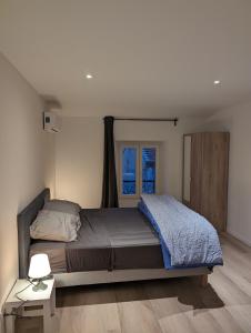 ein Schlafzimmer mit einem großen Bett und einem Fenster in der Unterkunft Holiday Nice Studio in Nizza