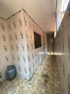 a hallway of a building with a room with a wall at Casa simples e aconchegante in Bertioga +16 photos