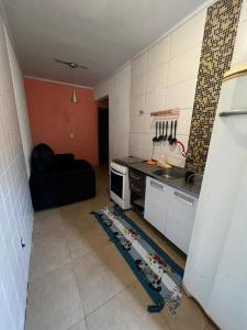 eine Küche mit Herd und Sofa in einem Zimmer in der Unterkunft ap centro campinas in Campinas