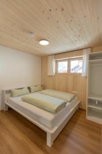 - une chambre avec un grand lit dans l'établissement Ferienwohnung Himmelmoos, à Au im Bregenzerwald