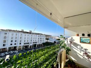 einen Blick vom Balkon eines Gebäudes in der Unterkunft Panoramic view of downtown Rabat in Rabat