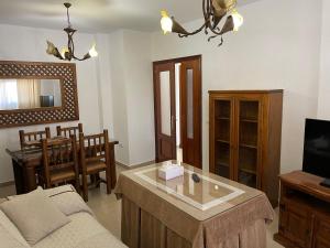 - un salon avec un canapé et une table dans l'établissement Casa Bornes, à Sanlúcar de Barrameda
