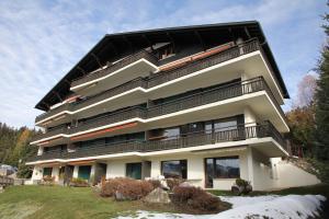 - un bâtiment avec des balcons sur le côté dans l'établissement Best view in Crans Montana, à Crans-Montana