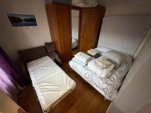 ヴィルジュイフにあるNext to Paris Metro - Calm & Convenient Apartmentのベッド1台とソファが備わる小さな客室です。