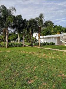 a park with palm trees and a building at FRAN's - HOSPEDAGENS in Lagoa Santa