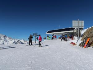 eine Gruppe von Personen auf Skiern an einer Skipiste in der Unterkunft Residenz Edelweiss SAAS321 - b47720 in Saas-Balen