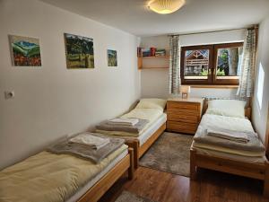 Ένα ή περισσότερα κρεβάτια σε δωμάτιο στο Apartamenty Cicha Dolina