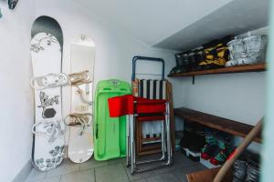 une chambre avec deux snowboards et une étagère avec des chaussures dans l'établissement Il Rifugio di Dante - 10 Minuti dagli Impianti, Deposito e Parcheggio Privato, à Moena