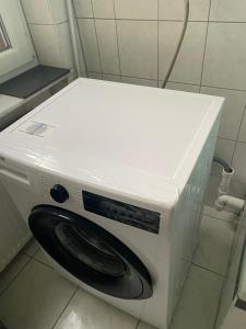 uma máquina de lavar roupa na casa de banho com a porta aberta em Workation Jungle 4 Personen, Waschmaschine, Zentral, Taunus, Boxspringbetten em Kelkheim
