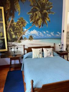 1 dormitorio con 1 cama y un mural de playa en El Mirador De Valparaiso en Valparaíso