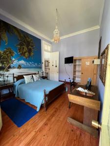 1 dormitorio con cama y pared azul en El Mirador De Valparaiso en Valparaíso