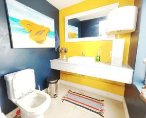 ブジオスにあるCasa maravilhosa com vista para o mar 50mt da Orlaのバスルーム(洗面台、トイレ、鏡付)