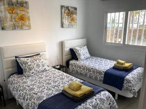 Postel nebo postele na pokoji v ubytování Puerto Del Carmen AirConditioned 2bed poolside apt