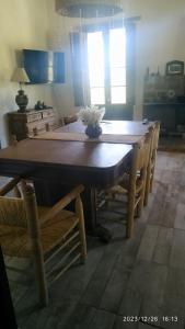 a table and chairs in a living room with a table at Casa De Campo El Corral in Carmen de Areco