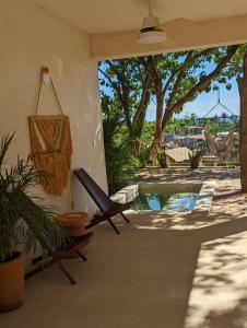 馬尊特的住宿－YAM HOTEL，一个带躺椅的庭院和一个游泳池