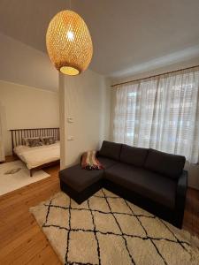 A seating area at Cozy flat with fireplace