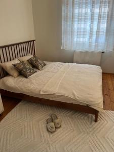 A bed or beds in a room at Cozy flat with fireplace