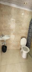 a bathroom with a toilet and a sink at Cabaña El Faro in Tubará