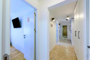 un pasillo con paredes blancas y una puerta blanca en Five Stars Apartment, en Timisoara