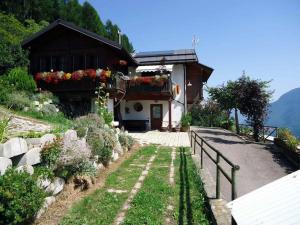 a house with flowers on the side of it at Agriturismo Mangiasa in Malè