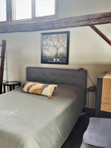 una camera da letto con un letto con un cuscino sopra di The Farm Shed Guelph Elora a Guelph