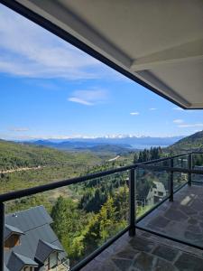 uma vista da varanda de uma casa em Monoambiente a estrenar en Bariloche em San Carlos de Bariloche