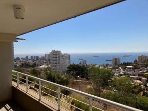 een balkon met uitzicht op de oceaan bij Egeo mariposa in Viña del Mar