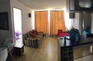 een woonkamer met een bank en een kamer met een tafel bij Egeo mariposa in Viña del Mar