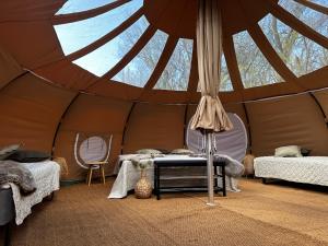 Zelt mit 2 Betten und einem Tisch in der Unterkunft Romantik Luxus Glamping 2 in Idestrup