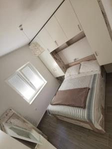 uma cama grande num quarto com uma janela em Kampanel em Vodice