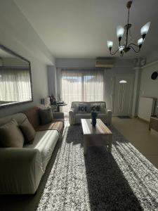 sala de estar con sofá y mesa de centro en Sindos House SKG en Síndos