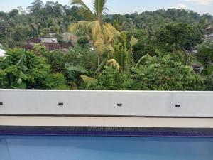 uma vista da varanda de uma casa com árvores em VILLA AAA WELIGAMA em Weligama