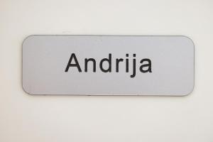 um sinal branco com a palavra andaria sobre ele em Apartment R A M L J A K "Andrija" em Vodice