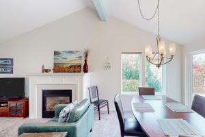 Lake Cortez Cottage : غرفة معيشة مع طاولة ومدفأة