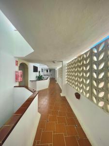 corridoio di una casa con pavimento piastrellato di CASA VARGAS-TENERIFE a Los Cristianos