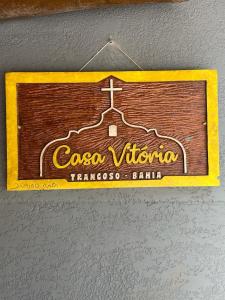 a sign on a wall that reads costanza vivolution at Chalé Casa Vitoria - Quarto Inferior in Trancoso