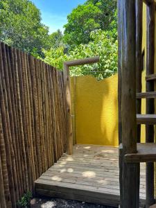 uma cerca de madeira ao lado de um passadiço de madeira em Chalé Casa Vitoria - Quarto Inferior em Trancoso