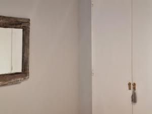 pared blanca con espejo y ventana en salguero suite en Buenos Aires