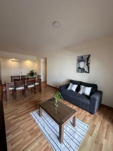 a living room with a couch and a table at Departamento temporal zona Bv Galvez con chochera in Santa Fe