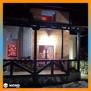 un modelo de casa con luces en la ventana en Vila Sara en Mavrovi Anovi